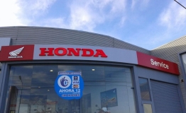 Honda Motos Comodoro Rivadavia Tótem y marquesina en alucobon con letras en acrílico      Comodoro Rivadavia