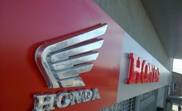 Letra corpórea de acrílico Honda  cromo