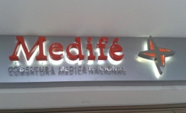MEDIFE SAN RAFAEL, MENDOZA marquesina en alucobon con letras corporeas led