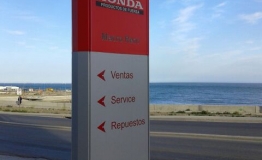 Honda Motos Comodoro Rivadavia Tótem y marquesina en alucobon con letras en acrílico      Comodoro Rivadavia